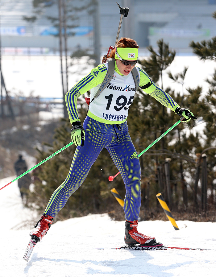 Anna Frolina competes in the women’s 15-kilometer biathlon final race in the 97 National Winter Games in February 2016 in Pyeongchang.